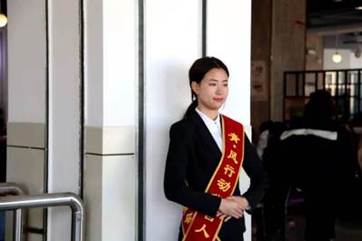 图片包含 人, 室内, 男人, 站描述已自动生成