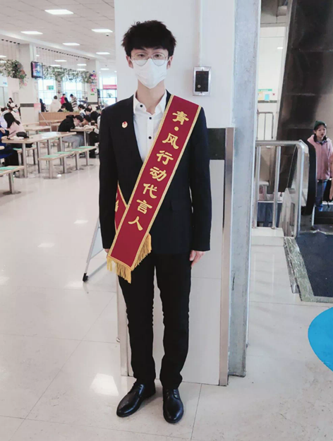 图片包含 人, 建筑, 室内, 男人描述已自动生成